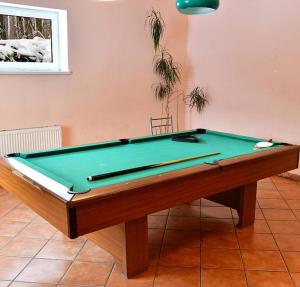 Biliardový stôl v ubytovaní Villa Panorama