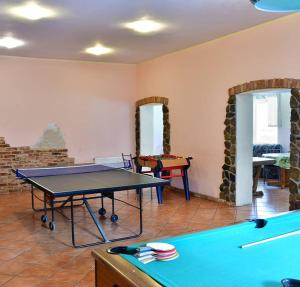 una mesa de ping pong en una sala con mesa de ping pong en Villa Panorama en Stronie Śląskie