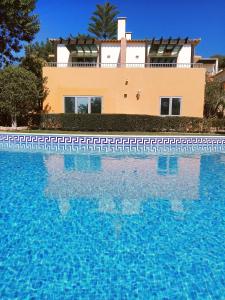 una casa con piscina delante de un edificio en Quinta dos Caracois, en Lagos