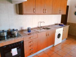 
A kitchen or kitchenette at Quinta dos Caracois

