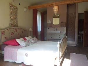 Ein Bett oder Betten in einem Zimmer der Unterkunft La Chapelle Saint Gervais