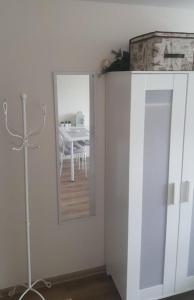 ein Esszimmer mit einem Tisch und einem Spiegel in der Unterkunft Apartment for You in Klaipėda