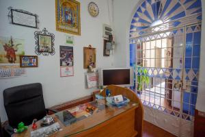 a office with a desk and a window and a desk sidx sidx sidx at Pension San Pancracio in Seville