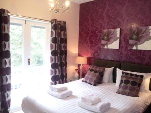 ハロゲートにあるHarlow Houseのベッドルーム1室(紫の壁のベッド1台、窓付)