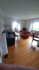ein Wohnzimmer mit einem Sofa und einem Tisch in der Unterkunft Ferienwohnung Gartenblick in Worpswede