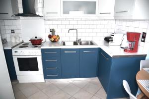 Kuchyňa alebo kuchynka v ubytovaní Pogonia Sea View Apartment