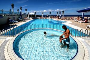 Bazén v ubytování Hotel Gran Vista Plava Laguna nebo v jeho okolí