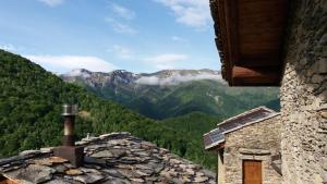 A general mountain view or a mountain view taken from a panziókat