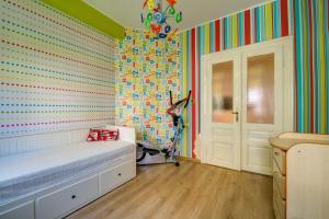 1 dormitorio con 1 cama y una pared colorida en Apartment 65 - Airy Aprt at Top Center en Sofía