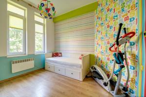 Habitación infantil con cama y cinta de correr en Apartment 65 - Airy Aprt at Top Center en Sofía