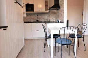 una cucina con tavolo e sedie in una stanza di Apartment Matilde a Roma