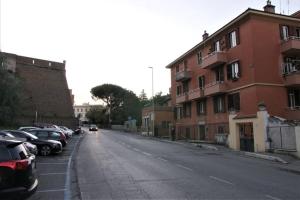 una strada vuota con auto e edifici parcheggiati di Apartment Matilde a Roma