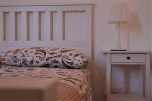 un letto con cuscino e lampada sul tavolo di Apartment Matilde a Roma