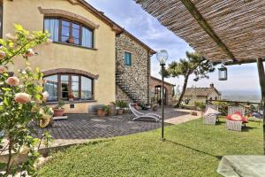 a house with a patio with a table and chairs at Casa Vacanze La Porta in Vinci