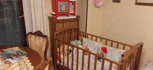 a crib in a room with a table and a tableablishthritisthritisthritisthritis at Casa Miramonti in Perosa Argentina