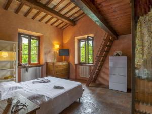 - une chambre avec un lit et une échelle dans l'établissement Belvilla by OYO Camelle, à Fermignano
