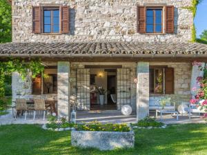 - une vue extérieure sur une maison en pierre avec un jardin dans l'établissement Belvilla by OYO Camelle, à Fermignano