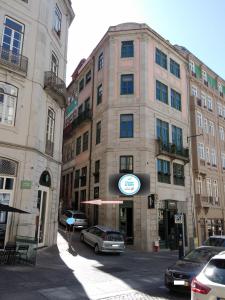 a large building with cars parked in front of it at GuestReady - Belle Epoque Apartmento - 3.1 in Porto