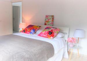 um quarto com uma cama com duas almofadas em Finca Fila By LeMón Holiday em Esporles