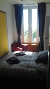 1 dormitorio con 1 cama y ventana grande en Apartment Chic en Barmouth
