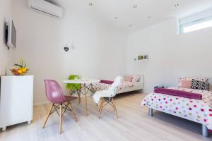 Pokój z łóżkiem, stołem i krzesłami w obiekcie CANDY ap.-near center,bus,beach+free parking place w mieście Zadar