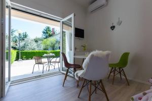 salon ze stołem i krzesłami oraz przesuwnymi szklanymi drzwiami w obiekcie CANDY ap.-near center,bus,beach+free parking place w mieście Zadar