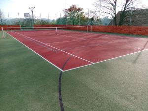 Tenis a/nebo squash v ubytování Hotel Rustikal nebo okolí