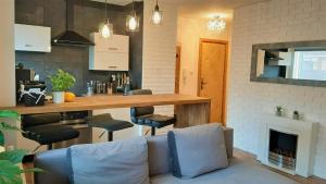 Kuchyňa alebo kuchynka v ubytovaní Krupówki i Styl, Krupówki Inn i Studio Miła w Centrum przy Krupówkach APARTZAKOP