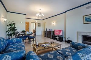 a living room with blue couches and a table at Apartment O Monte C in Albufeira