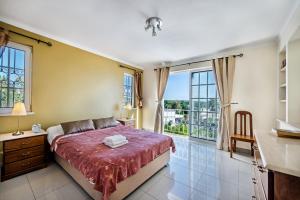 une chambre avec un lit et une grande fenêtre dans l'établissement Buganvilia by Algarve Villa Holidays, à Guia 9 autres photos