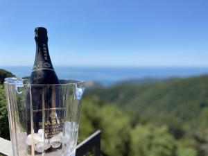 Una botella de vino está en una copa en La Roqueta Hotel en Tossa de Mar