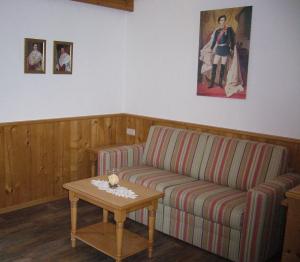 a living room with a couch and a table at Alpenhotel Pfaffenwinkel in Peiting
