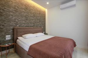 En eller flere senge i et værelse på R Panoramic sea view 1 BR luxury Arcadia apartament