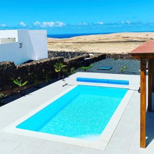 een zwembad met uitzicht op de oceaan bij Villa Kira, Tindaya in Tindaya