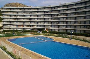 Bazén v ubytování Apartamentos en Rocamaura nebo v jeho okolí
