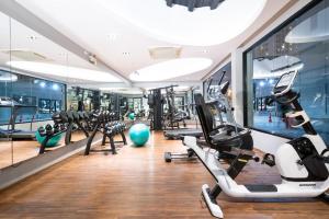 une salle de sport avec tapis de course et machines elliptiques dans l'établissement S Ratchada Leisure Hotel, à Bangkok