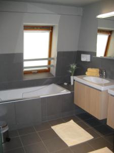 uma casa de banho com uma banheira e um lavatório em La Rochette em Labaroche