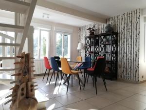 a dining room with a table and chairs at Jolie maison près de la mer au calme Seaside Country Cottage in La Forêt-Fouesnant