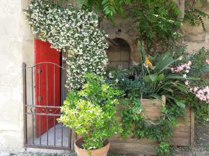 une porte avec un bouquet de fleurs devant une maison dans l'établissement Chez Nathalie, à Maussane-les-Alpilles