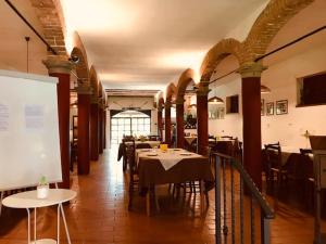 una habitación con mesas y sillas en un restaurante en Agriturismo La Lupa, en Madonna della Provvidenza