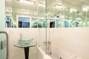 ein Badezimmer mit Waschbecken, Badewanne und Dusche in der Unterkunft Fábrica da Ribeira 53 by Destination Algarve in Lagos + 84 Fotos