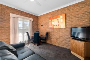 A television and/or entertainment centre at Heritage Motor Inn Corowa