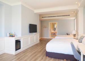 TV a/nebo společenská místnost v ubytování Notting Leaf B&B