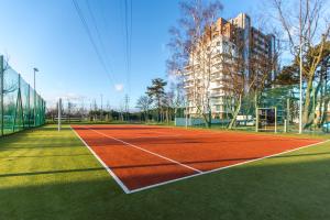 Tenis alebo squash v ubytovaní Apartamenty Your Seaside alebo jeho okolí
