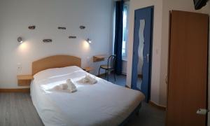 ドゥアルヌネにあるHôtel des Sables Blancsのベッドルーム1室(ベッド1台、タオル2枚付)