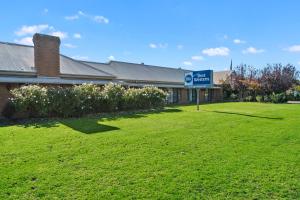 a grassy area with a large building at Heritage Motor Inn Corowa in Corowa