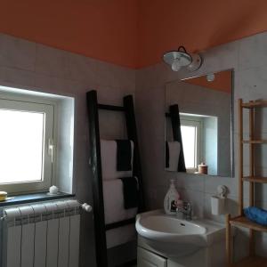 A bathroom at Etna, salvia e rosmarino