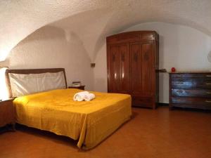 ein Schlafzimmer mit einem Bett mit einem weißen Tier darauf in der Unterkunft A casa di Giuly (Monolocale) in Ceriale
