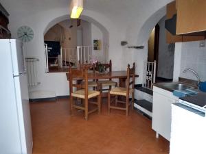 eine Küche mit einem Tisch und Stühlen im Zimmer in der Unterkunft A casa di Giuly (Monolocale) in Ceriale