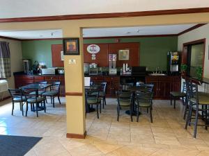 a dining room with tables and chairs in a restaurant at Super 8 by Wyndham Tilton/Lake Winnipesaukee in Tilton